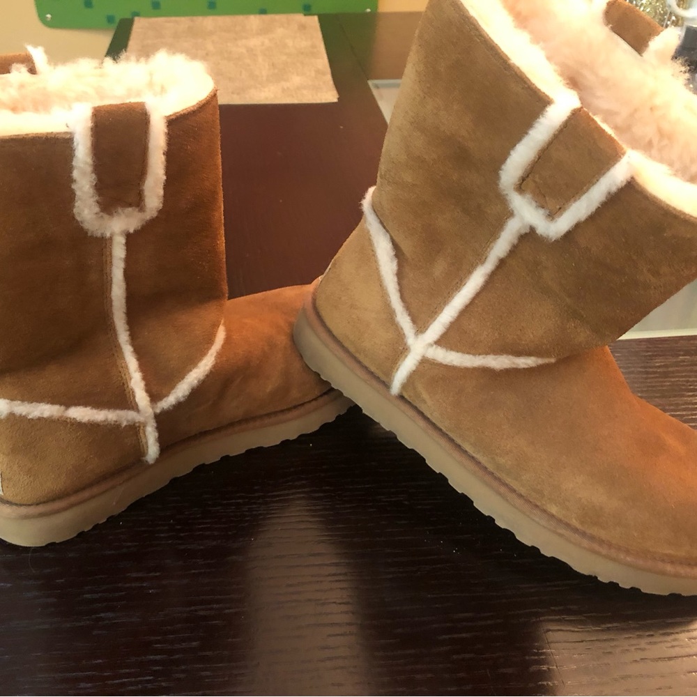 UGGS Women’s Classic Short Spill Boots Size 10 Round-Toe Pull Up Booties.
